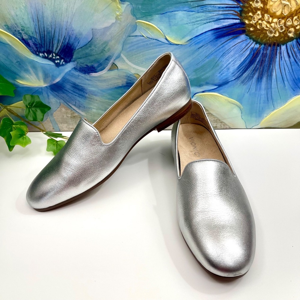Vionic Women's Slip-on‎ Loafer in Silver Size 8.5